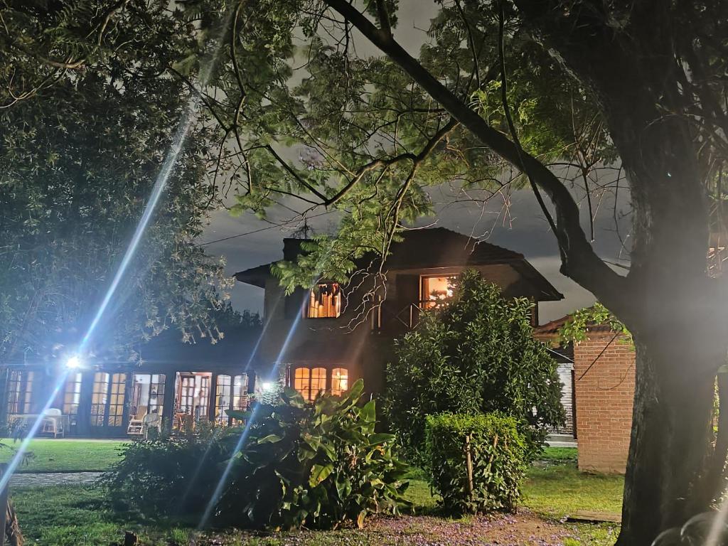 a house at night with lights on at Lo de Delia in City Bell