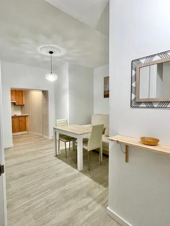 a kitchen and dining room with a table and chairs at San Roque 7 in Archidona