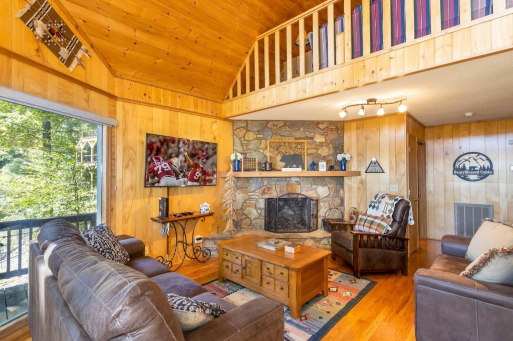 a living room with a couch and a fireplace at Beary Blessed Cabin in Fleetwood