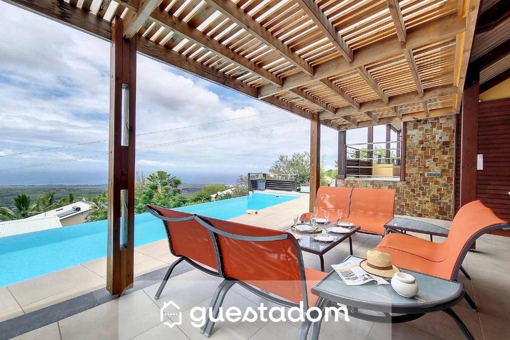 a villa with a view of the pool at Villa Perle de lOcéan Piscine - Clim in Les Avirons