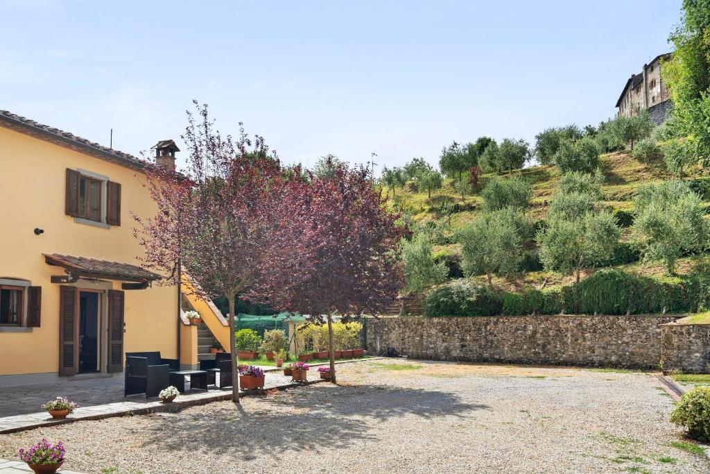 a house with a retaining wall and a hill at Casolare Sotto le Mura in Anghiari