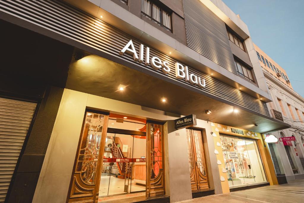 a close up of a store front with aissa blox sign at Hotel Alles Blau in Pelotas