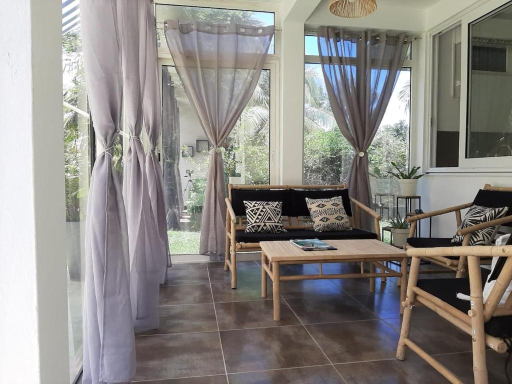 a living room with a couch and a table at Appartement bord de mer in Montjoly