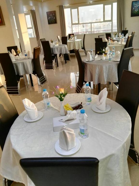 Restaurace v ubytování Al Karam Hotel Apartment