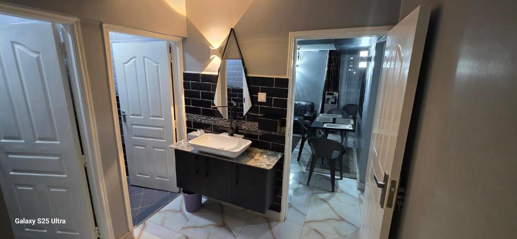 a bathroom with a sink and a mirror at The Blair Luxury in Paulo