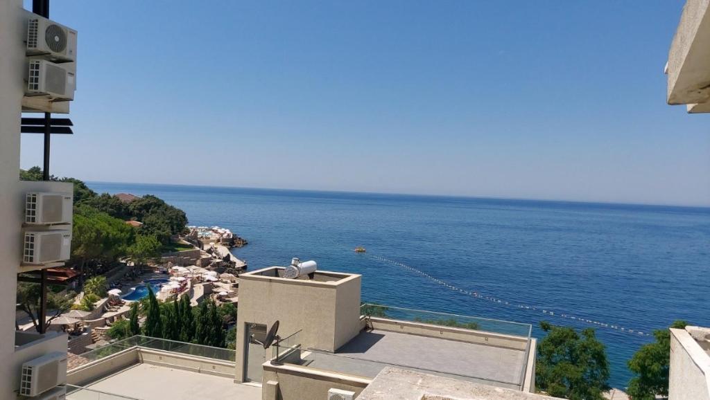 a view of the ocean from a building at Pogled na more in Pečurice