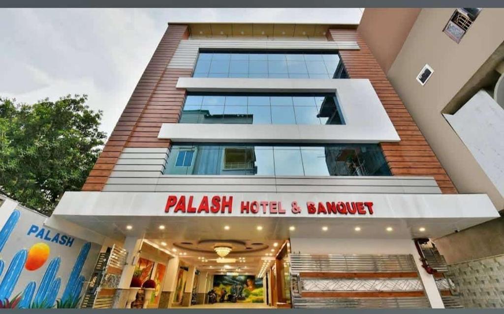 un edificio con un centro commerciale di fronte di Palash hotel a Dānāpur