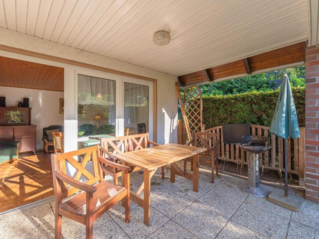 a porch with a wooden table and chairs on a patio at Groot Huus in Lärz