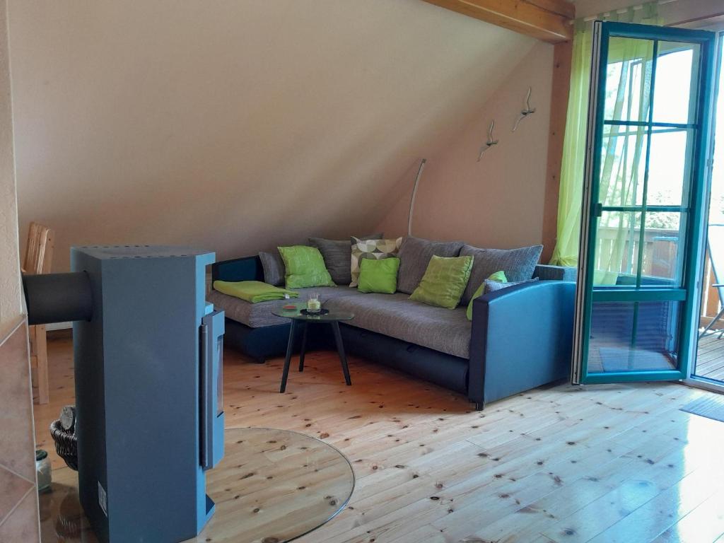 a living room with a couch and a tv at Tannenblick Loppin DG in Jabel