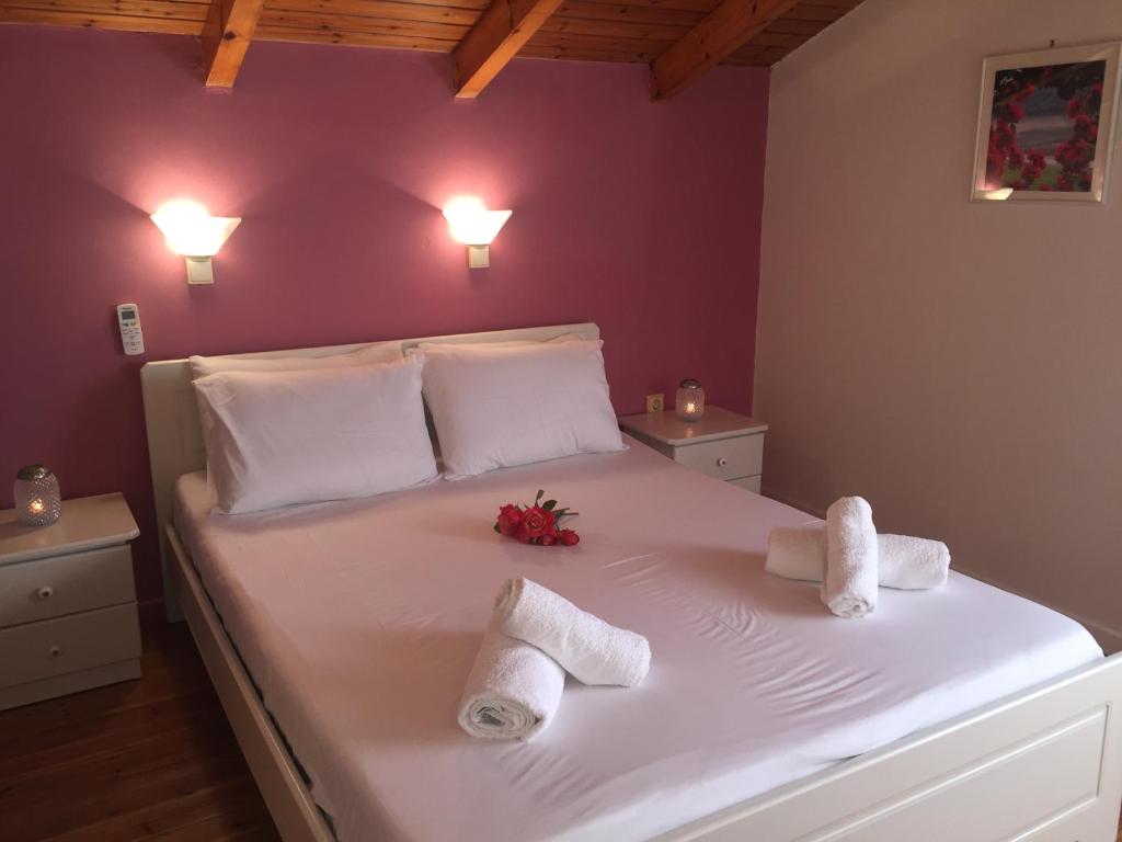 Posteľ alebo postele v izbe v ubytovaní Iliana Villas