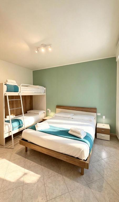 a bedroom with two bunk beds in a room at Casa Lanterna - Sottomarina in Chioggia