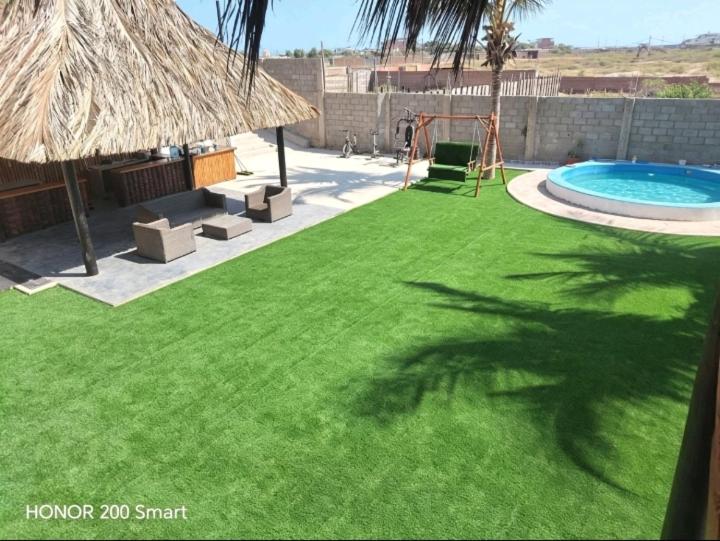 ein Garten mit Spielplatz und Schwimmbad in der Unterkunft Maderobeach1 in Máncora