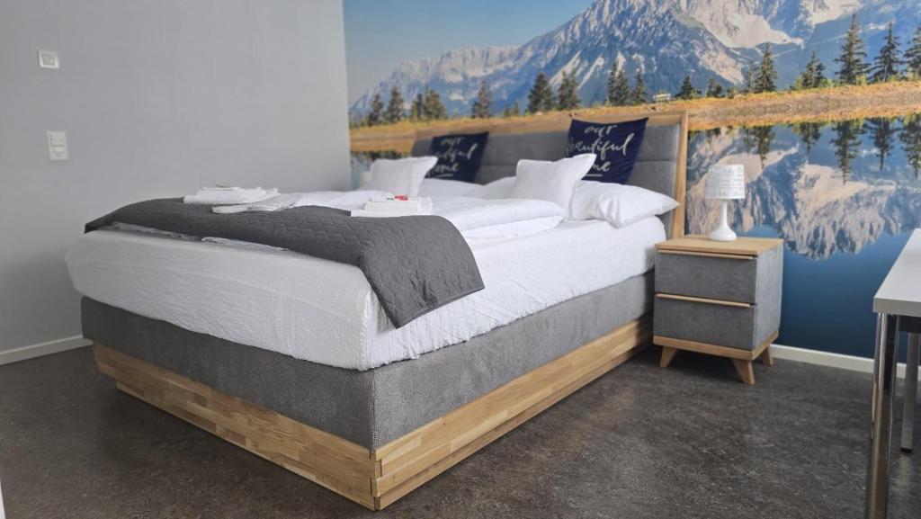 ein Schlafzimmer mit einem großen Bett und einem Bergmotiv in der Unterkunft Relax Corner in Einigen