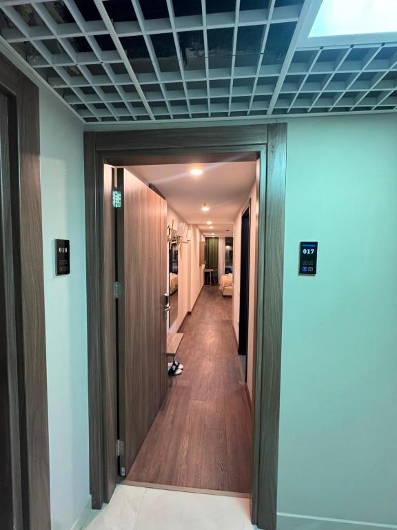 a hallway of an office building with a ceiling at Apartment Beach in Itʼkhvisi