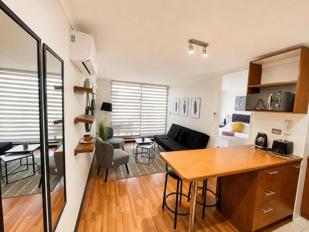 a kitchen and living room with a table in a room at Bello depto full equipado in Los Ángeles