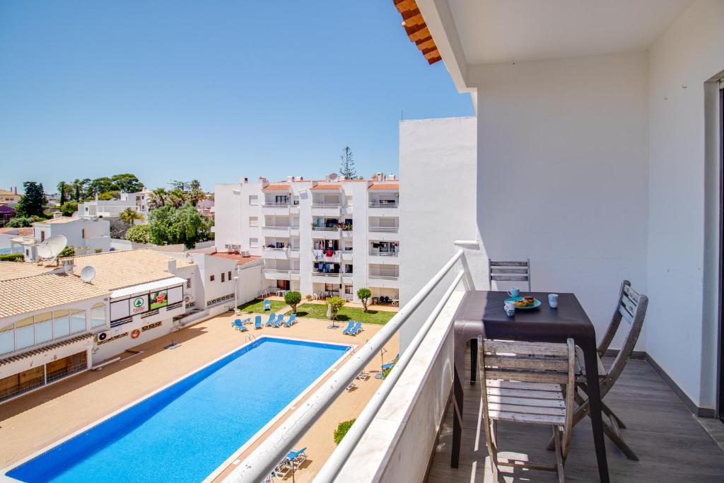 2BD Apt Pool Balcony WiFi AC Parking Beach 250m