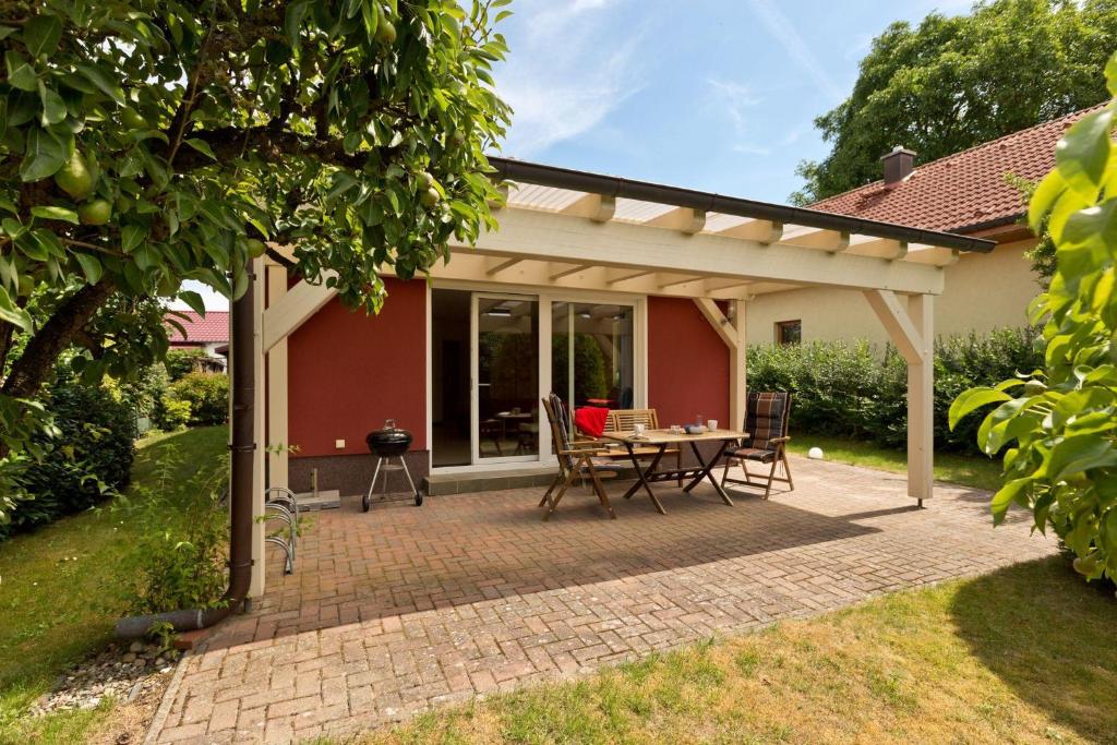 a patio with a table and chairs in a yard at FH Wendorff in Klink