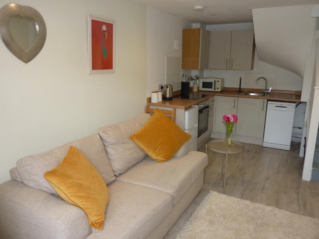 a living room with a couch and a kitchen at Eastern Lodge 11B in Lymington