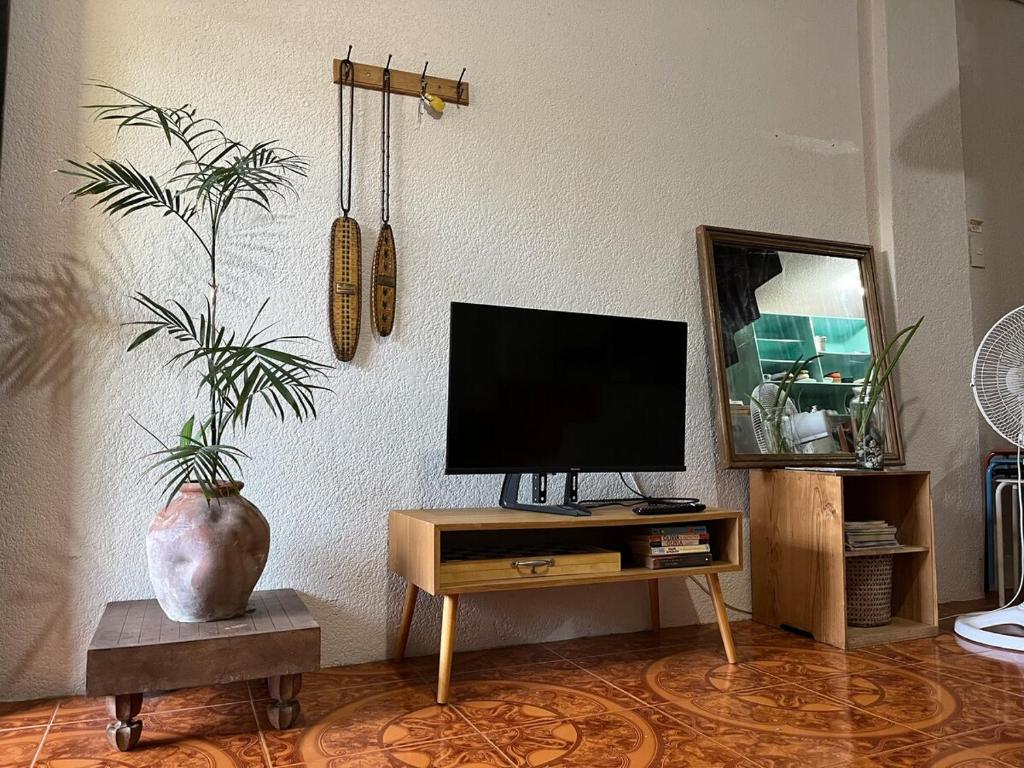 a living room with a television on a table at Beachside House with 2 bedrooms in Dalumpinas Oeste