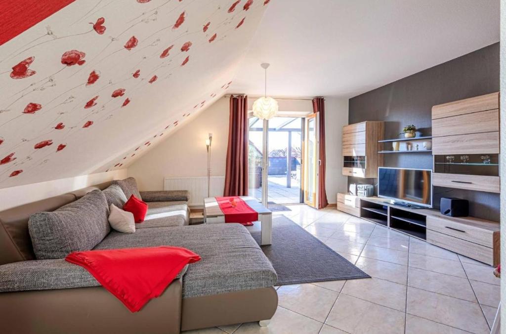 a living room with a couch and a table at Ferienwohnung Sonnendeck in Klink