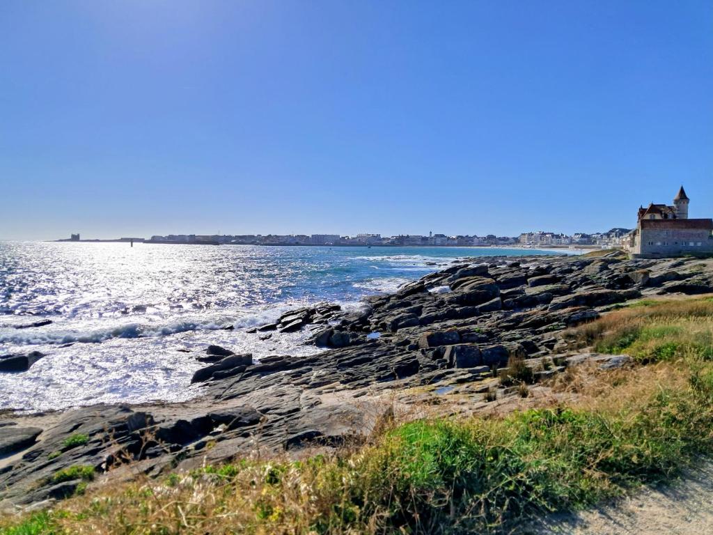 a view of the ocean from a rocky shoreline at gîte des eiders 5 mn de la plage in Quiberon