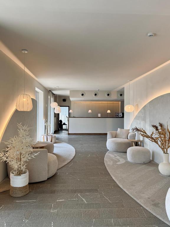 ein Wohnzimmer mit zwei Sofas und einer Küche in der Unterkunft Hotel Sirius in Huy