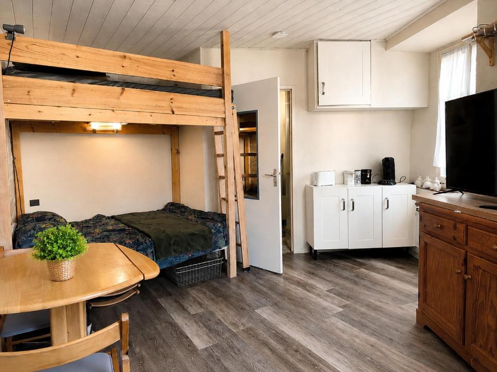 a room with a bunk bed and a kitchen at Studio 4 places - Centre-ville in Ax-les-Thermes