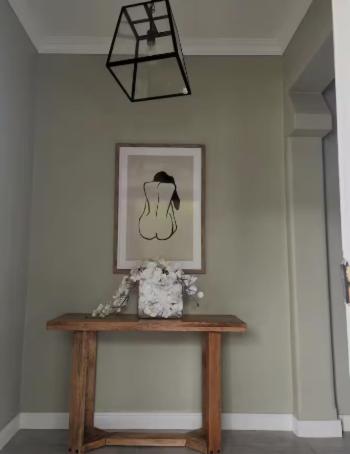 Ein Tisch in einem Zimmer mit einem Bild und einer Lampe in der Unterkunft Xtoy in Zeerust