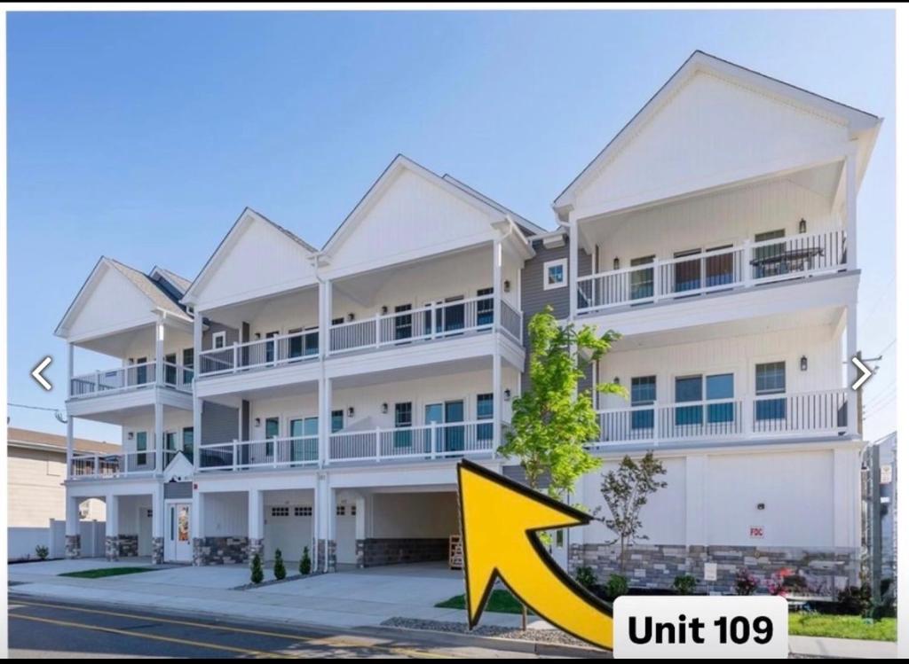a large white building with a yellow arrow pointing to it at Wake Up in Wildwood in Wildwood