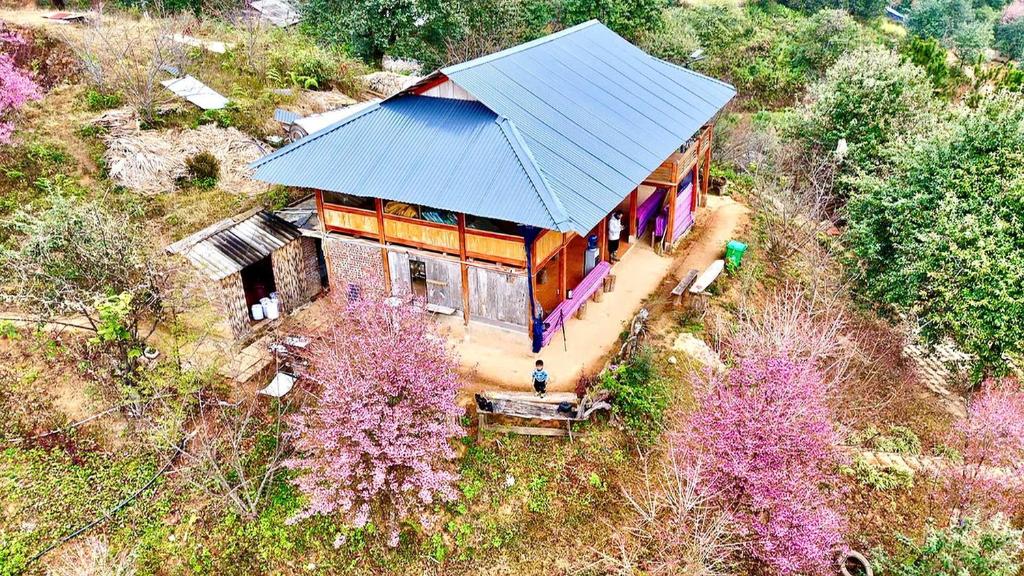 an overhead view of a house with a blue roof at Homstay A Lệnh in Sơn La