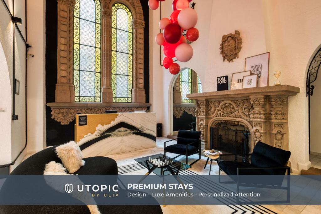 ein Schlafzimmer mit Bett, Kamin und Luftballons in der Unterkunft UTOPIC Campos Elíseos by ULIV in Mexiko-Stadt