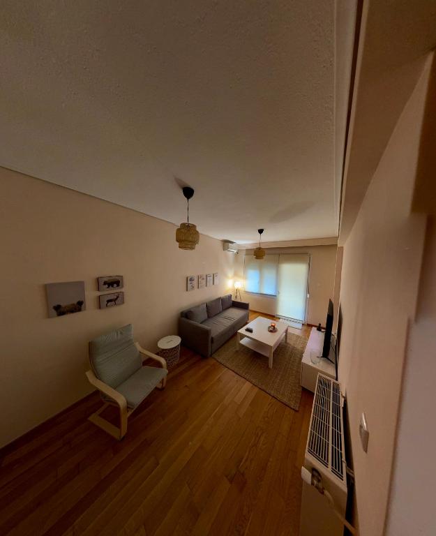 a living room with a couch and a table at Το Σπίτι στον Πεζόδρομο in Grevena
