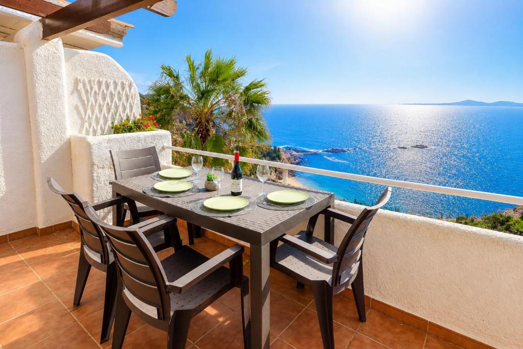 a table and chairs on a balcony with the ocean at Ibiza Bramer 7 - ImmoBarneda in Roses