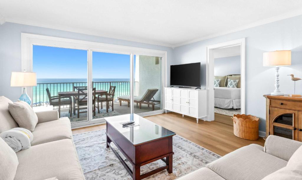Third-floor condo with beach access & views & outdoor pool, Destin, FL