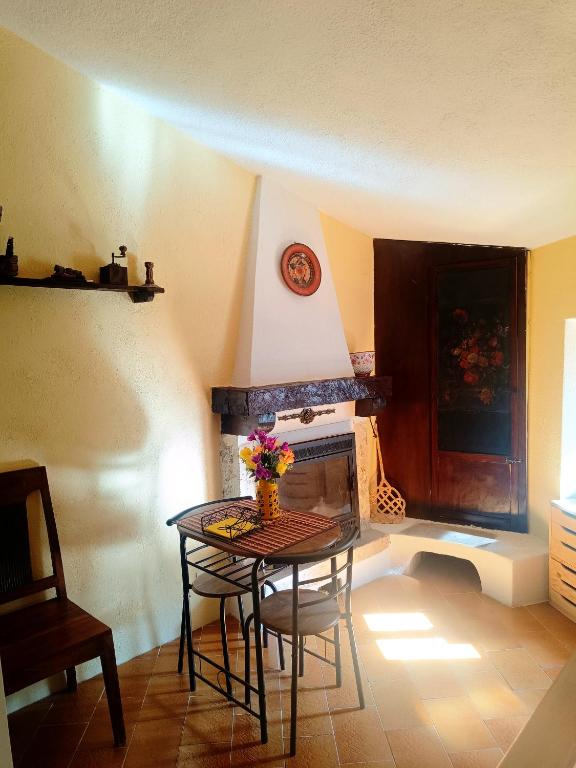 a living room with a table and a fireplace at Lo Chalet del Borgo in Rivisondoli