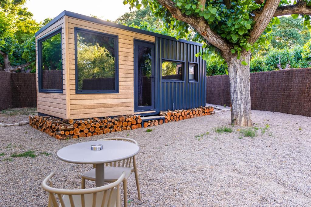a small cabin with a table and a tree at Cabañas en Graus in Graus
