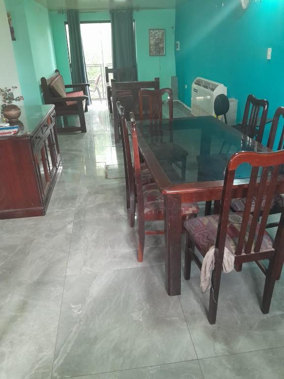 a dining room with a wooden table and chairs at apartamento elegante in Fernando de la Mora