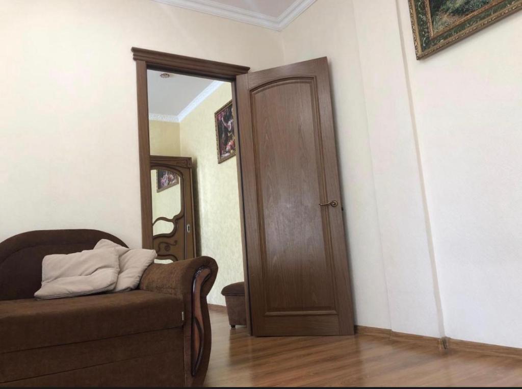 Losk apart біля шпиталю низький поверх
