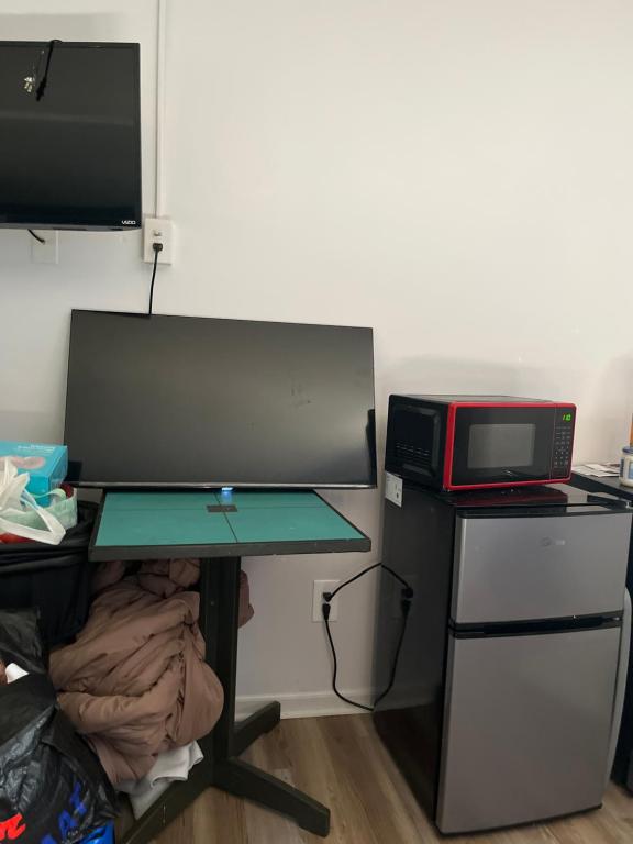 a desk with a microwave and a computer on it at Zybnb in Livonia