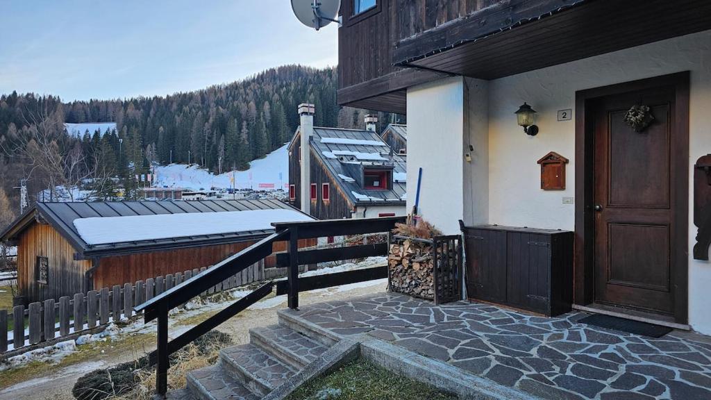 a porch of a house with a door and a mountain at Belvedere Pecol in Mareson