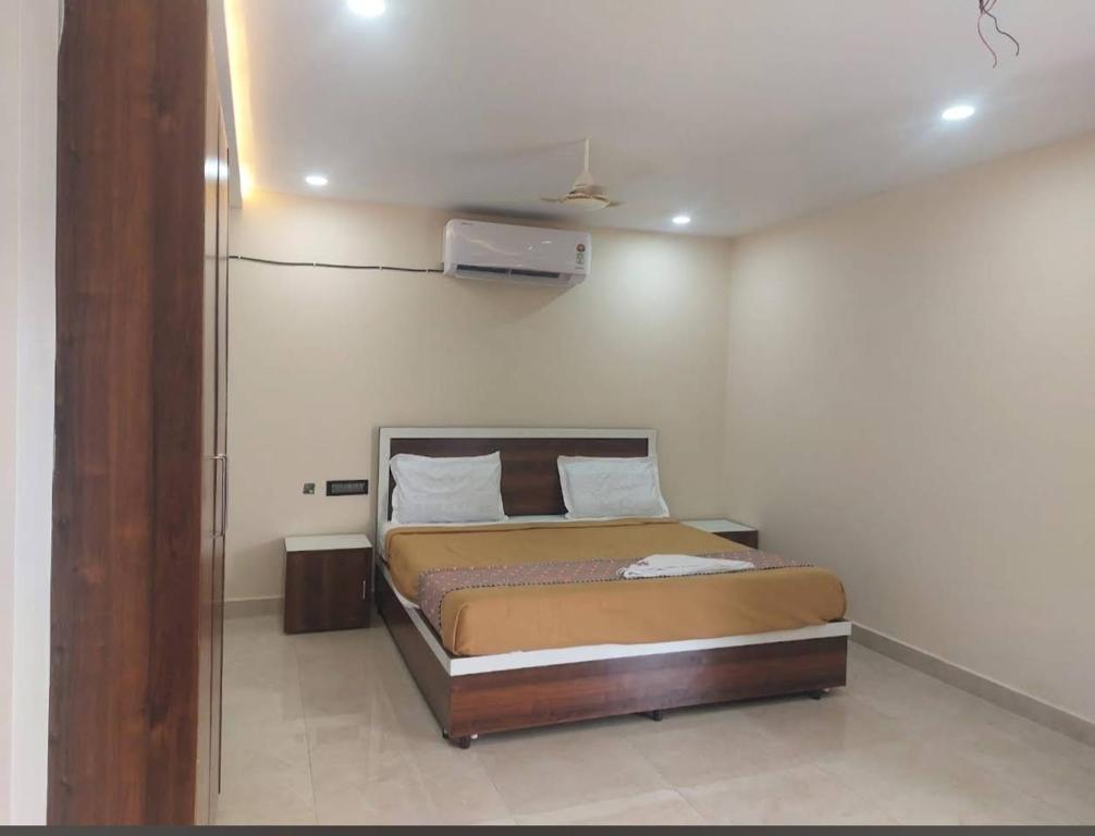 a bedroom with a bed in a room at RKGRANDROOM's in Kolanukonda