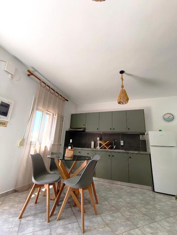 a kitchen with a table and chairs in a room at A & K Vacation House in Város