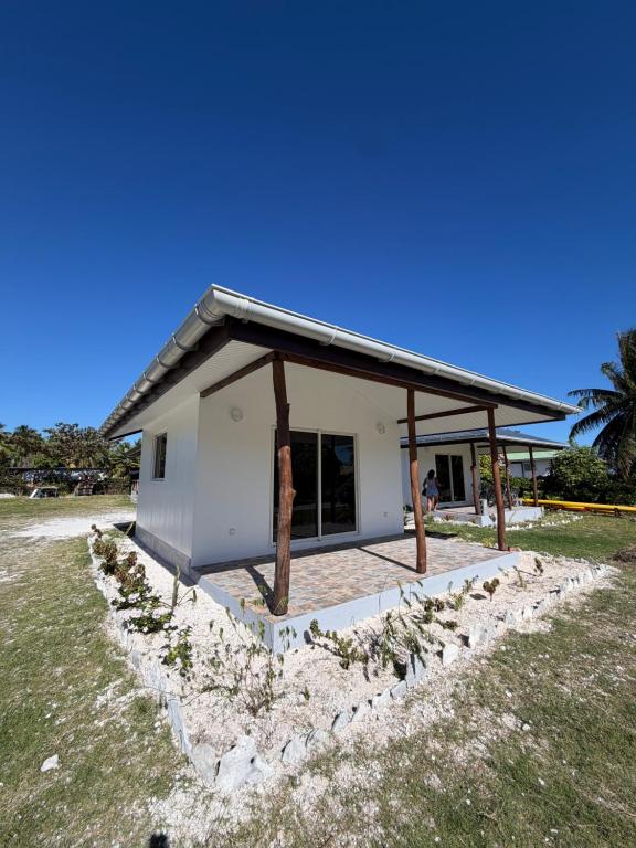ein kleines weißes Haus mit einem Dach in der Unterkunft Makeanui Lodge 2 in Rangiroa