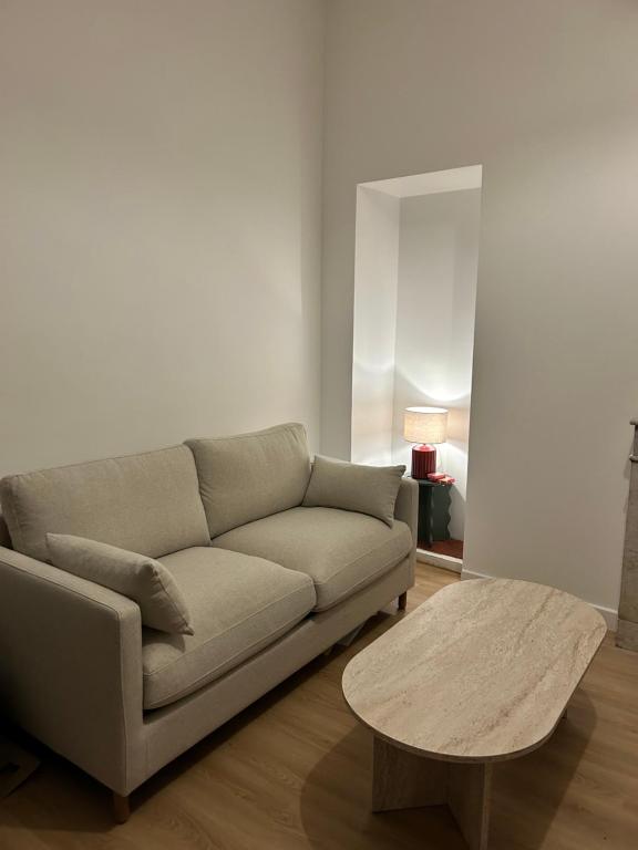Appartement rénové avec balcon au cœur d Avignon