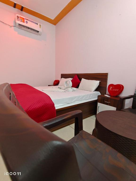 a small room with a bed and a table at Green Hotel in Jīnd