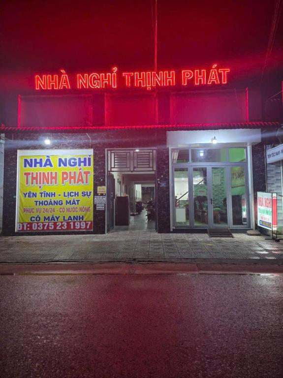 a building with a sign on the front of it at nhà nghỉ Thịnh Phát in Xóm Hương Phùng