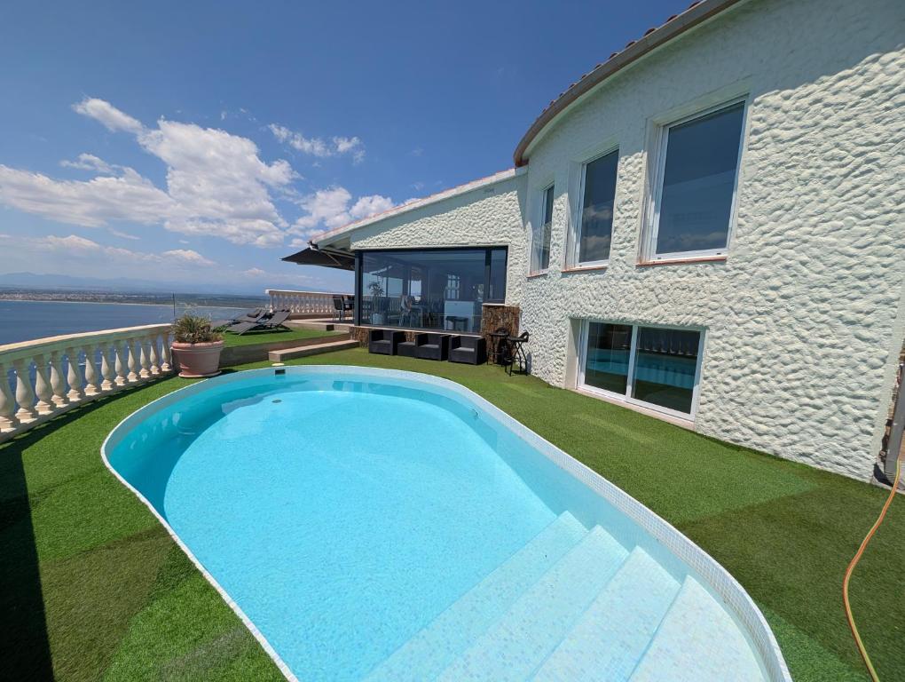 a swimming pool in the yard of a house at GMID IMMO A228 Casa Unica in Roses