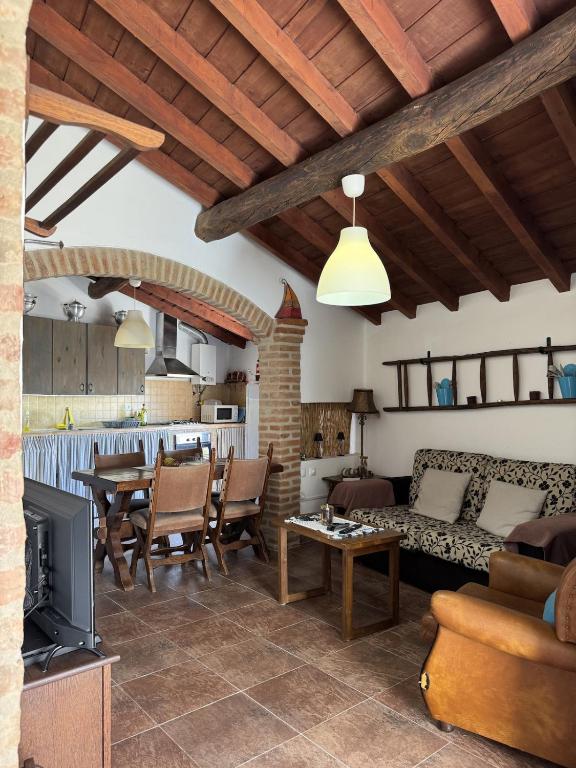 ein Wohnzimmer mit Sofa und Tisch in der Unterkunft Casa da Muralha - Avis in Avis
