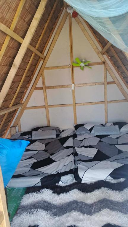 a room with a bed in a tent at Isla Malaya Tours Campsite in Mantangule Island