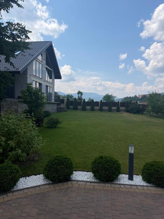a house with a large yard with a lawn at Gofahouse in Verkhovyna